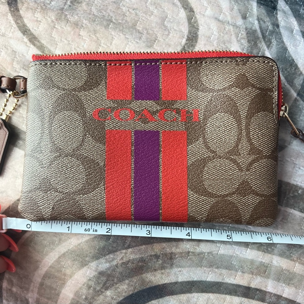 BRAND NEW! Coach - Corner Zip Wristlet In Signature Canvas